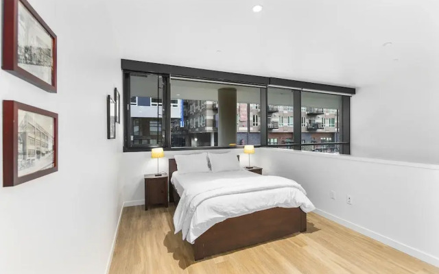 Posh Lofty Pad in Central Redmond