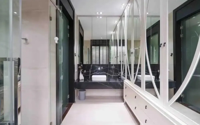 Luxury Pool Villa With Jacuzzi & Lift by Thonglor