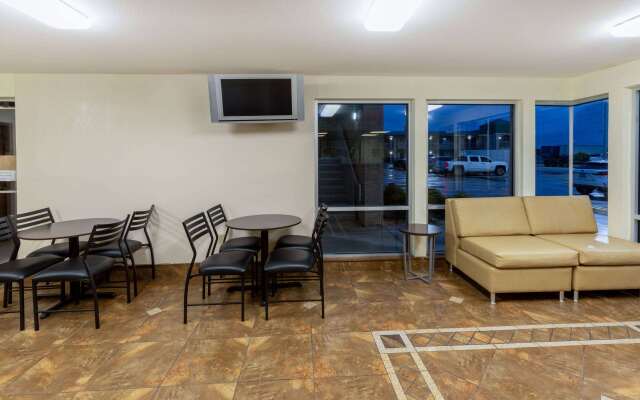 Super 8 by Wyndham Seguin