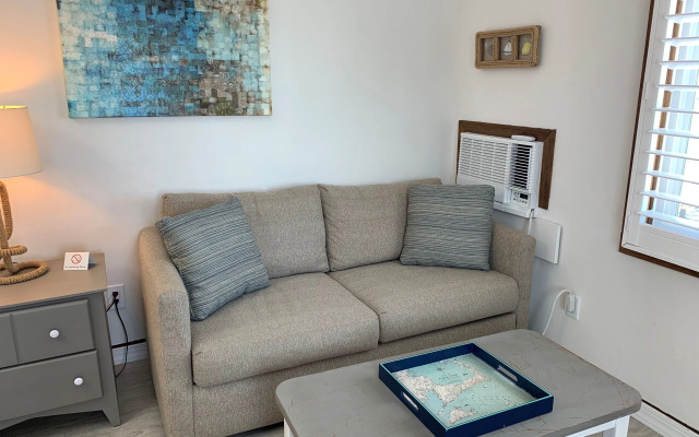 Vineyard Harbor Motel - Private Beach