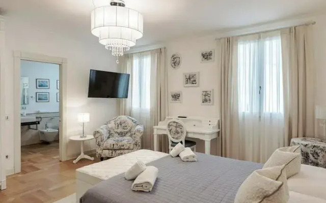 Luxury Lakefront Onassis 1 by Apt24