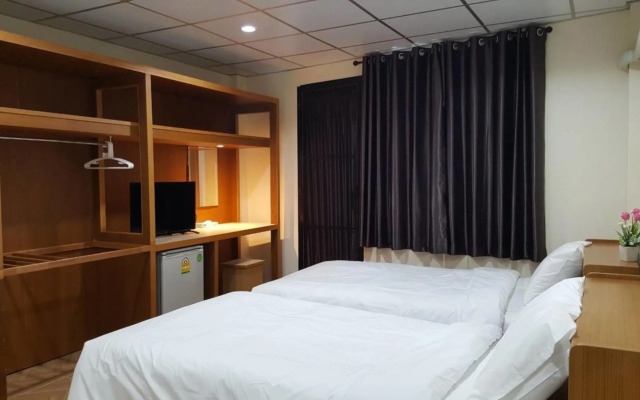 Double D Rooms & Cafe