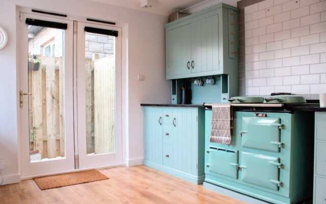 Beautiful Home With Castle Views and Garden and Parking