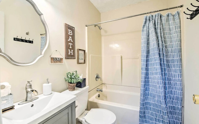 Poconos House w/ Large Deck, Gas Grill & Fire Pit!