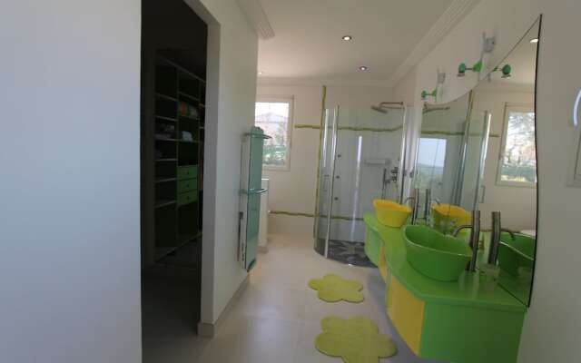 HAVRE DE PAIX" 5 étoiles Prestige jacuzzi, hammam, sauna, PISCINE chauffée Mougins Cannes Grasse