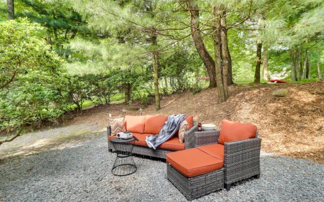 Outdoor Theater, Deck & Fire Pit: Poconos Retreat