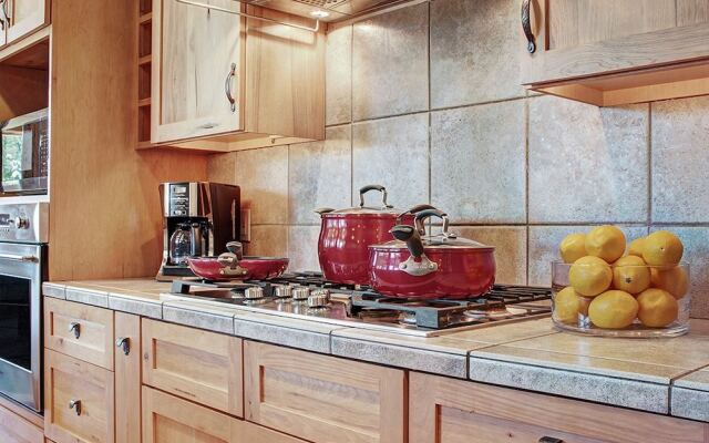 Dunkin Hill Lodge 5 Bedroom Home by RedAwning