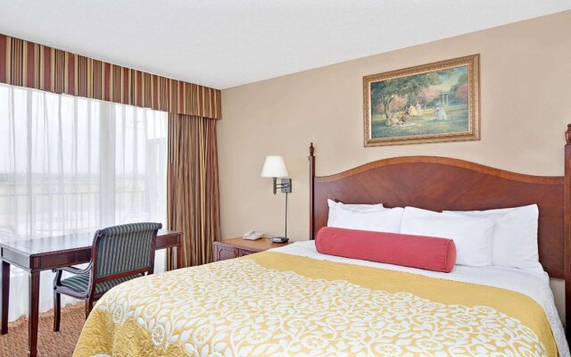 MC Pacific Inn & Suites