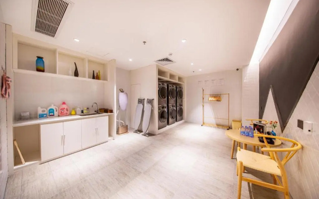 Shenzhen Huaqiangbei Sports Center Atour Hotel