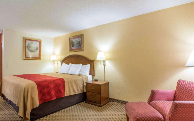 Econo Lodge  Inn & Suites Macon West