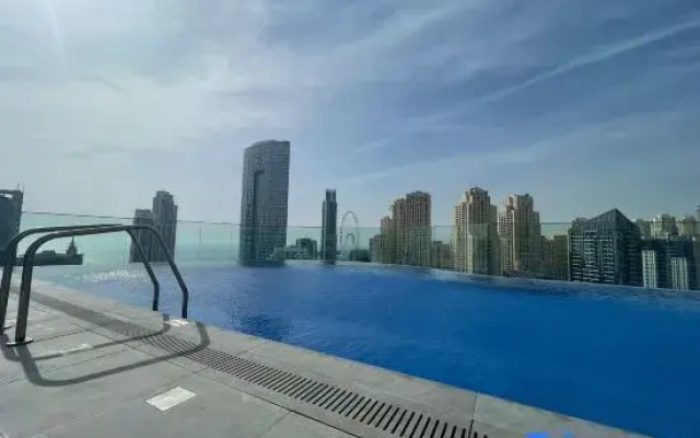 Dubai Marina Walk Gem Modern Apt with Pool & Gym access, Steps to Beach & Metro