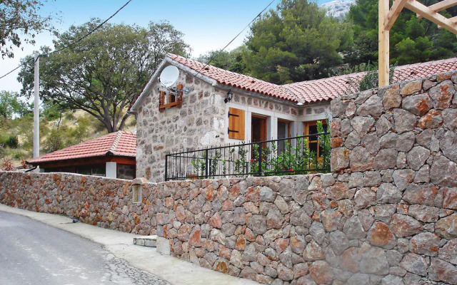 Holiday house Jucinovi Dvori, Starigrad Paklenica with pool