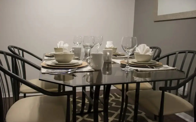 Luxury 2 Bed Condo Near Downtown