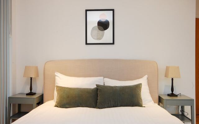 Bright Godfrey Place Nest - HEN21