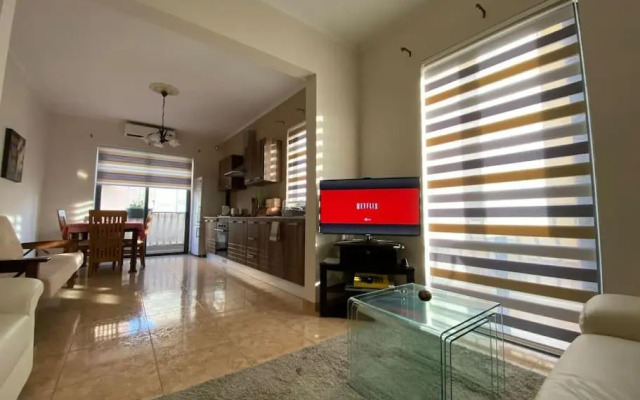 May Flower: Modern Flat close to Airport/Bus Stops