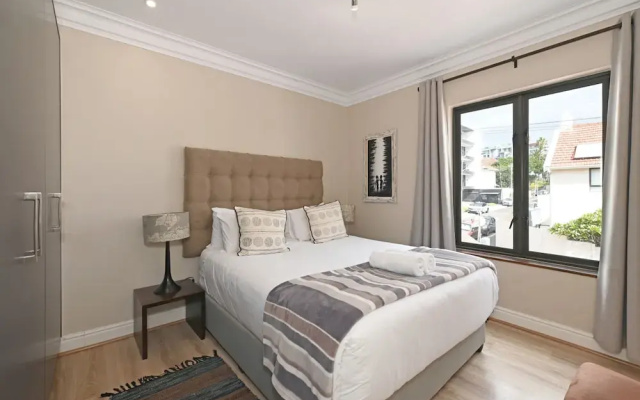 Sunny Sea Point Apartment With Private Balcony