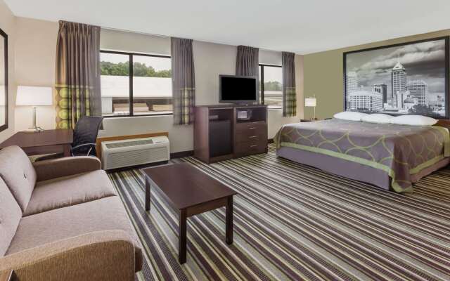 Super 8 by Wyndham Plymouth