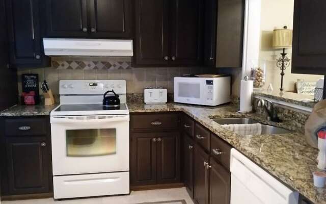 524queen 2 Bedroom Condo