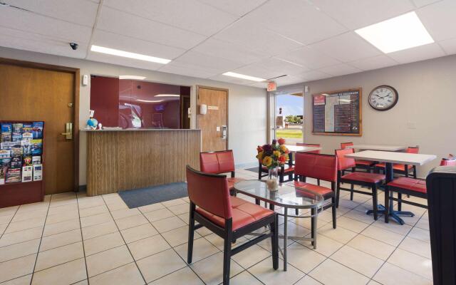 Econo Lodge Inn & Suites