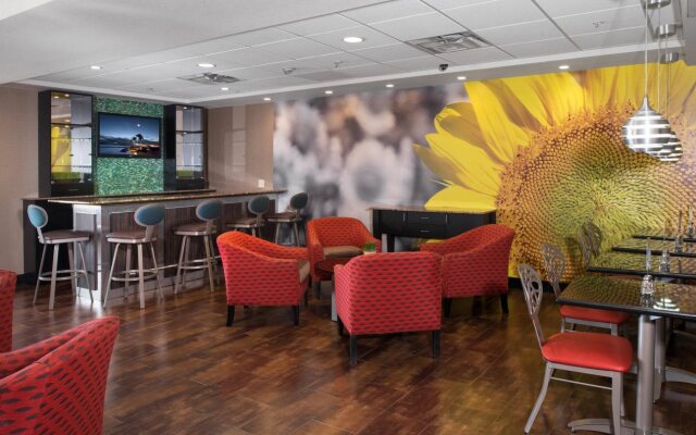 Holiday Inn Express & Suites Wichita Northwest by IHG