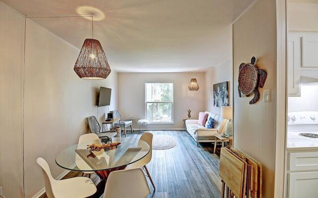 Cozy Isle 2 Bedroom Condo by RedAwning