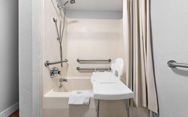 Super 8 by Wyndham Branson / Shepherd of the Hills Exwy