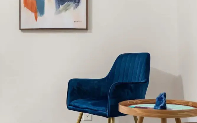 The Avalon - Modern Colorful w Private Parking