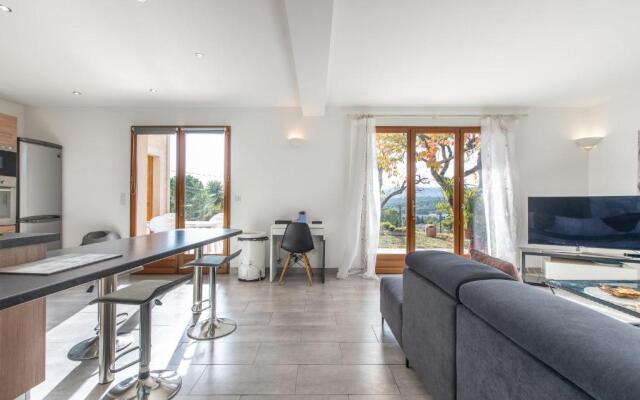 Quiet large 3-bedroom apartment with terrace, garden & incredible Mountain view