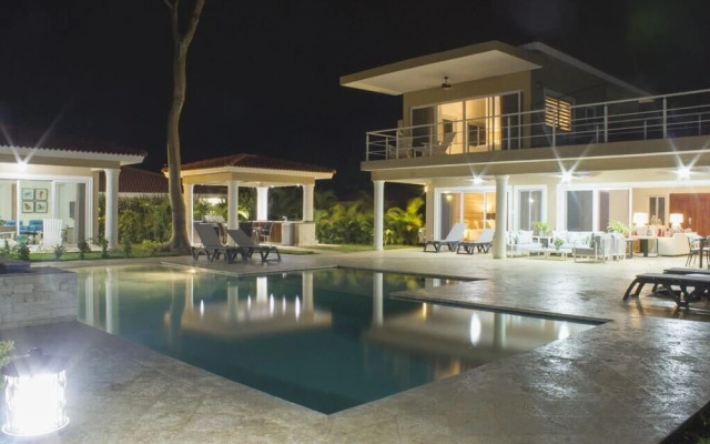 Private two Story Villa With Guest House