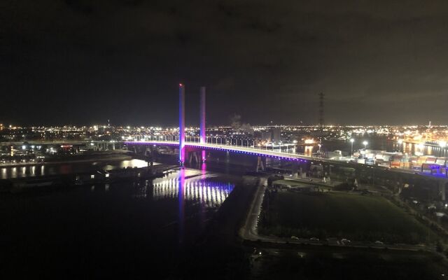 HFN Riverside Docklands Apartment