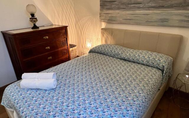 donna serena Aci Castello