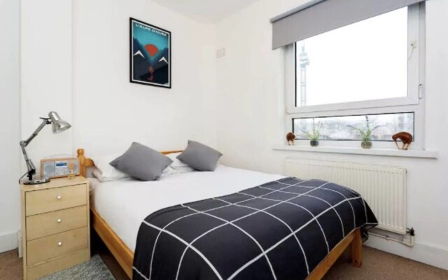 Quintessential 2 BR London Bridge Apartment