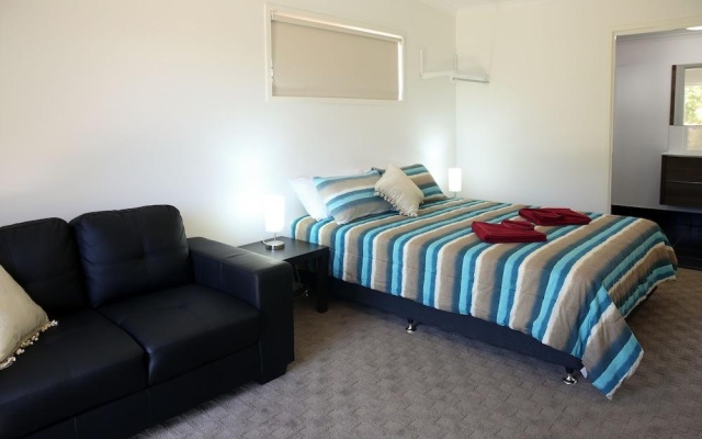 Honeybee Country Accommodation – Guest Rooms – Kandanga