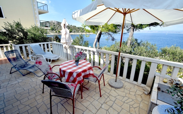Apartment Ela - very close to beach: A1 Rogac, Island Solta