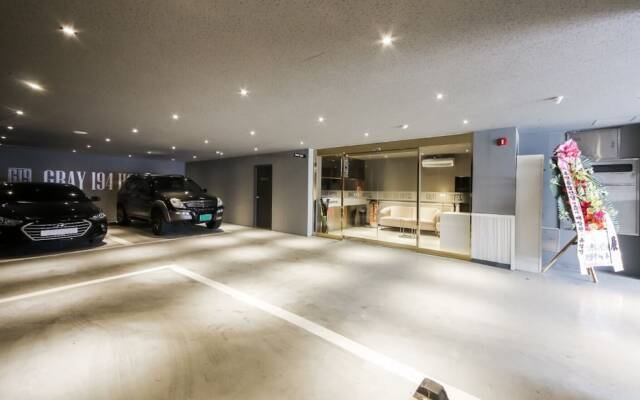 Gray 194 Hotel