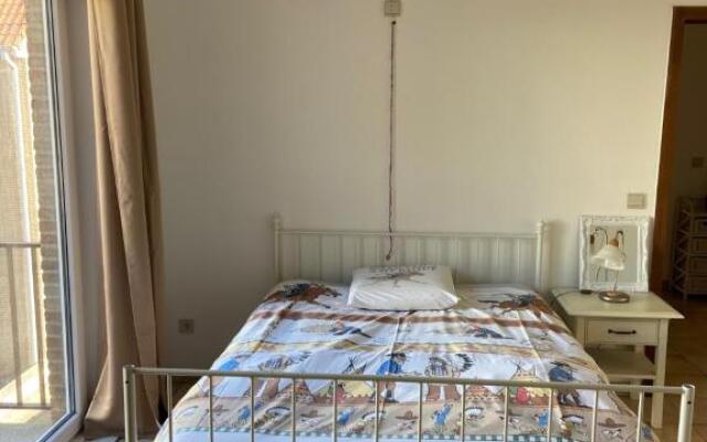 Ruim zonnig appartement op 50m van strand