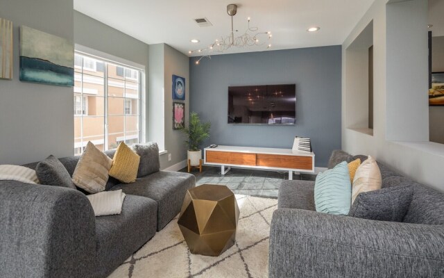 Posh Waterfront - 3 Br Condo