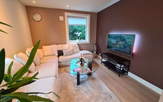 Bright And Modern - 2-bedroom, Central, Free Parking