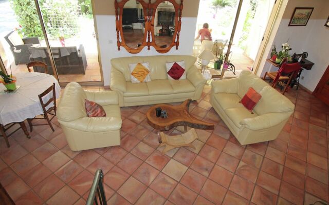 Spacious Villa at Saint-raphael With Jacuzzi