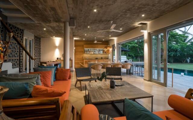 Modern Beach Villa With Roof Garden