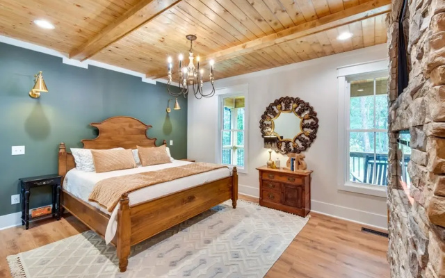 Luxurious Clarkesville Cabin w/ Decks & Fire Pit