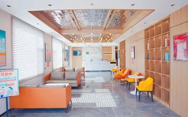 Home Inn Huayi (Longshan Road Bus Station)