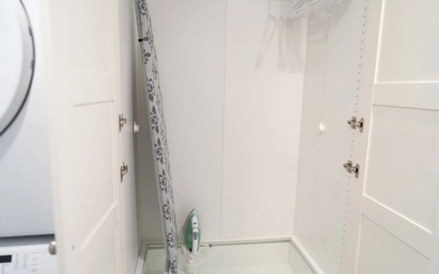 CHARMING UPGRADED 1-BEDROOM HOUSE IN GLENDALE (p55)