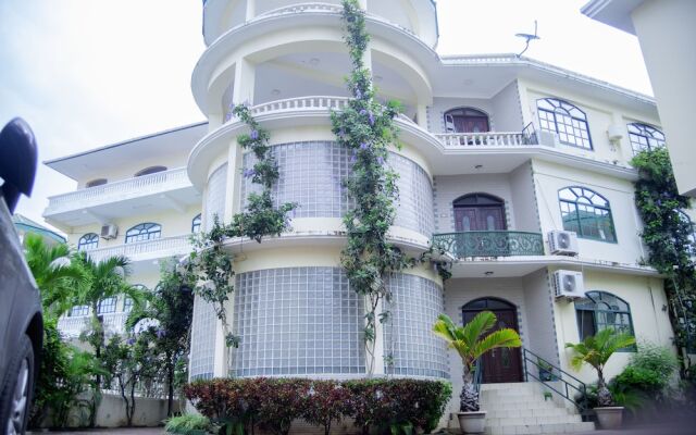 Mini-Mansion Villa Adjacent To The Beach