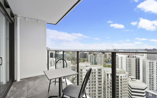 Newly refurbished penthouse apartment w carpark!