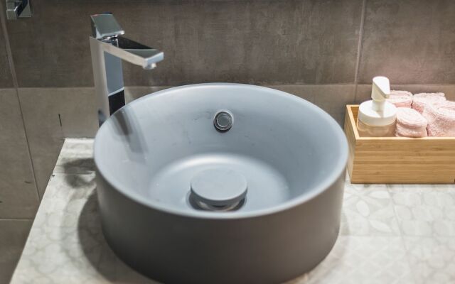 Elegant Koukaki Apartment  by Cloudkeys
