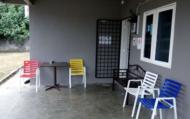 Kemaman Lodge & Cafe - Hostel