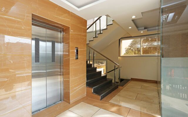 Capital O 8650 Hotel Johri Residency