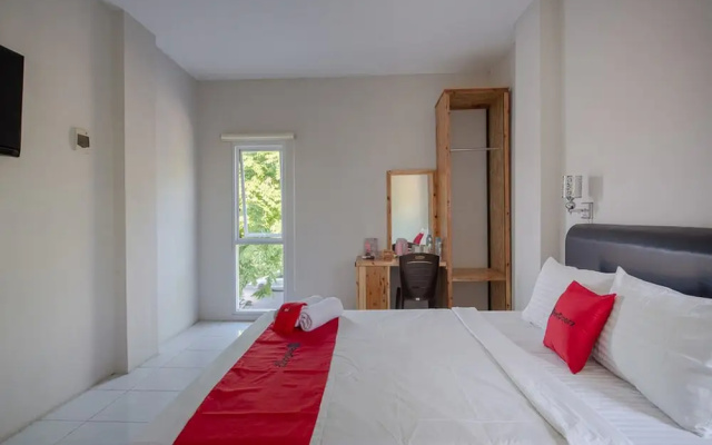 RedDoorz Plus Syariah @ Raya Nginden 2 – Guest Rooms – Surabaya