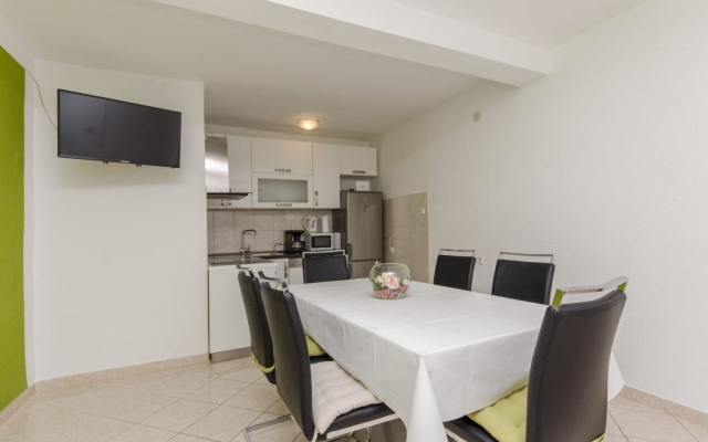 Holiday house More - garden shower: Vinisce, Riviera Trogir